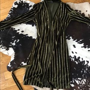 Fashion Nova Green velvet duster sz M